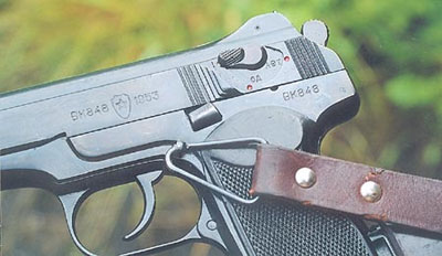 Переводчик-предохранитель расположен на левой стороне затвора и имеет три положения